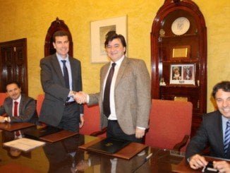 El Ayuntamiento de Huelva ha suscrito un convenio de colaboración con el Banco de Sabadell destinado a facilitar la concesión de microcréditos a emprendedores que no dispongan de recursos económicos para poner en marcha una empresa