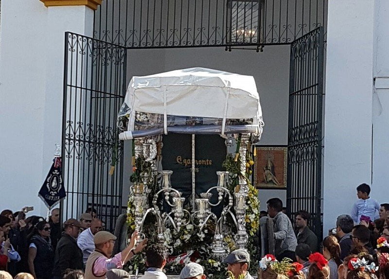 Momento en el que el Simpecado de Ayamonte entra en su Casa de Hermandad en El Rocío