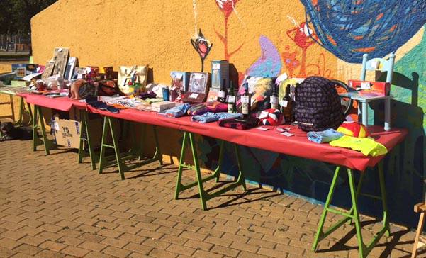 Tómbola con objetos donados por el pueblo isleño, para recaudar fondos 