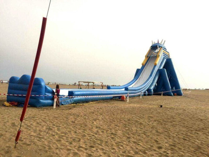 El Ayuntamiento de Ayamonte  ha instalado este verano el tobogán gigante en la playa