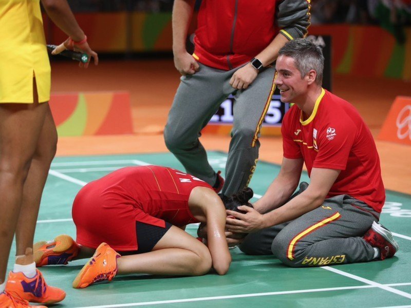 Fernando Rivas comparte su alegría con la campeona