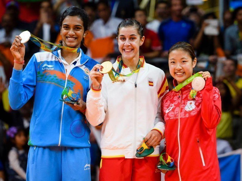 La onubense, mostrando su oro, junto a la india y la japonesa