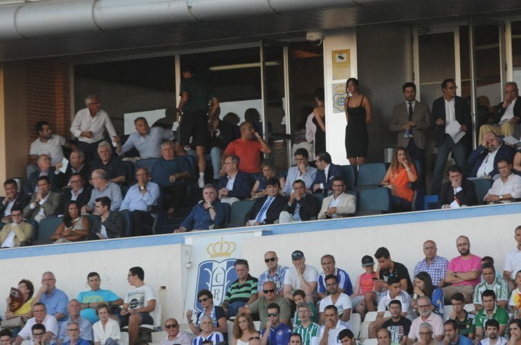 El alcalde de Huelva, Gabriel Cruz, acompañado de otros concejales y representantes del Trust y Peñas, junto a directivos del Córdoba y Real Betis, presidió desde el palco el Colombino.