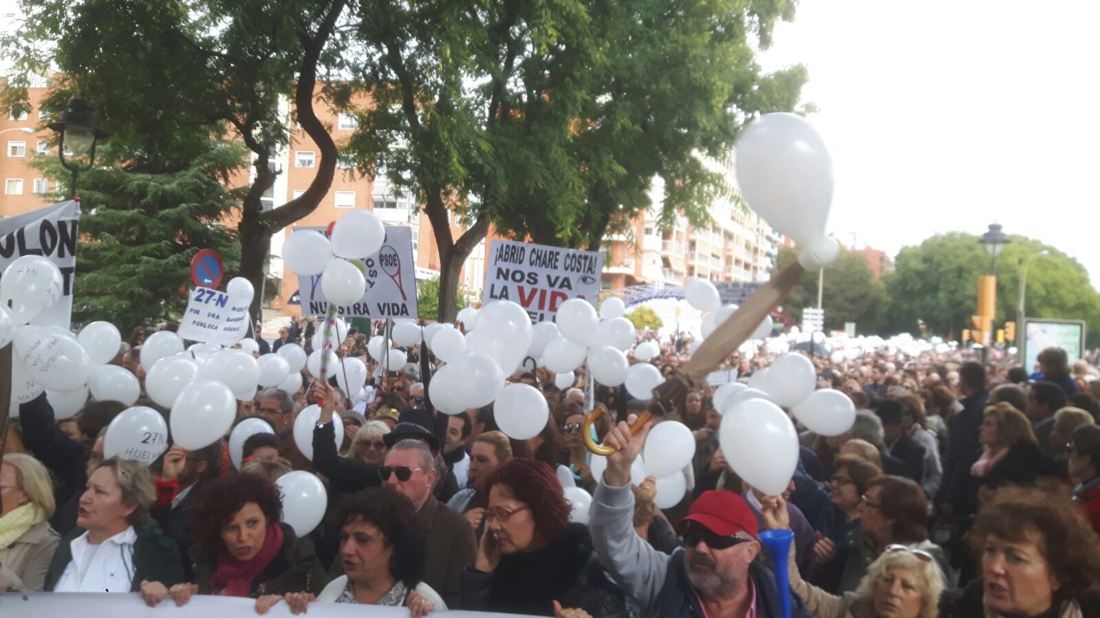 Masiva presencia en la manifestación en defensa de una mejor sanidad en Huelva.