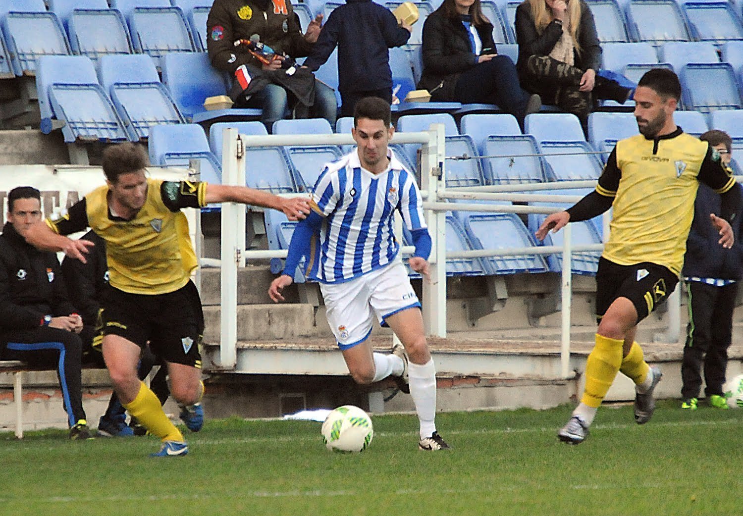 Con ocho jugadores de Huelva en el once inicial, el Recre sigue apuntado al empate.