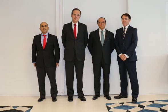 El acuerdo entre Avios y Cepsa fue firmado por la cúpula directiva de ambas compañías. De izquierda a derecha: Juan Antonio Vera, COO de Cepsa, Pedro Miró, CEO de Cepsa, Antonio Vázquez, Presidente de IAG, y Gavin Halliday, CEO de Avios