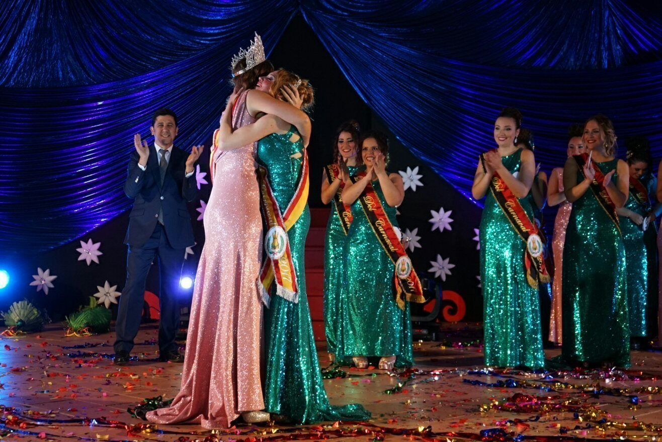 El relevo de las reinas del carnaval de Ayamonte fue muy emotiva.