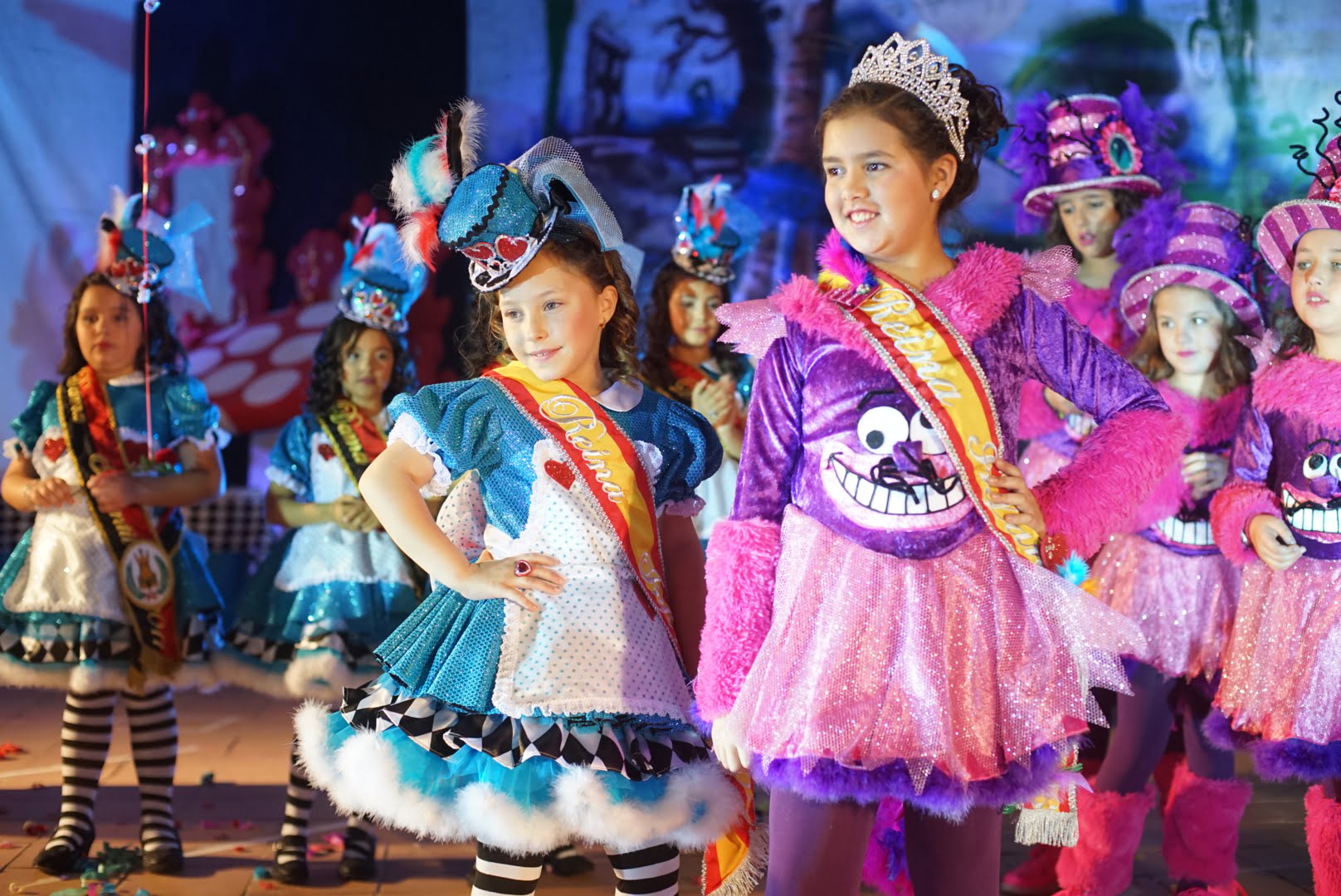 La reina infantil del 2016 en Ayamonte entregó la banda y corona a la que será en este año.