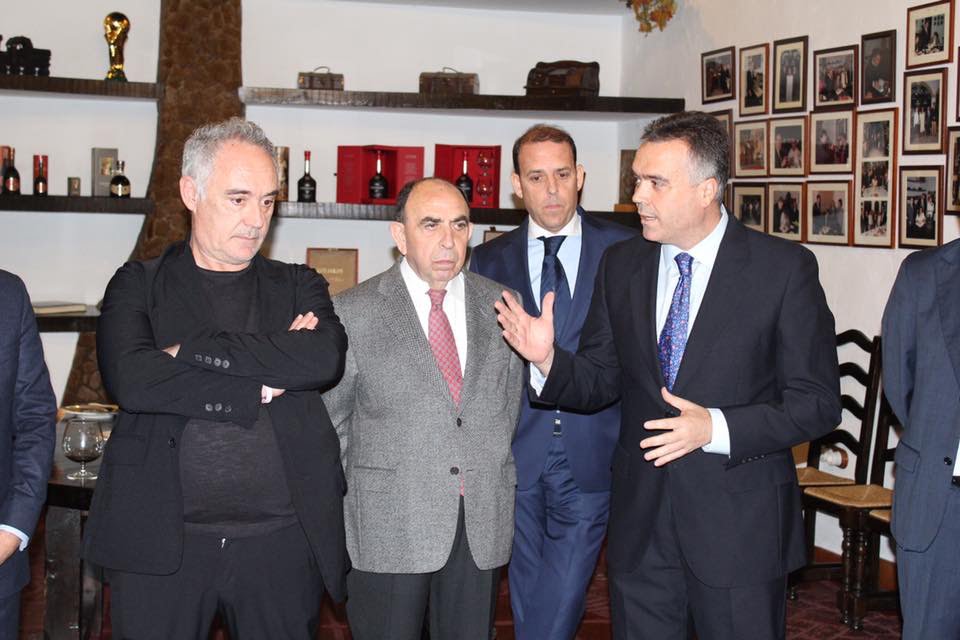 isita de Ferrá Adriá visitó Bodegas Rubio donde fue recibido por el alcalde de La Palma.