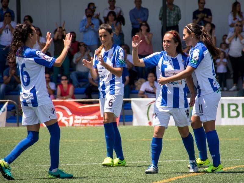 Las jugadoras muestran su felicidad por la victoria conseguida