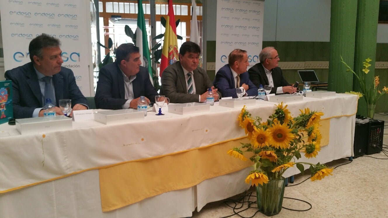 El alcalde de Huelva y el presidente de Fundación Endesa y el director territorial de la misma acudieron al colegio.
