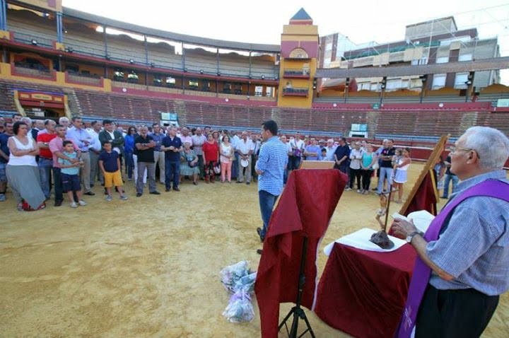  Muchos aficionados acudieron a la Plaza de Toros de La Merced a rendir un homenaje póstumo a Iván Fandiño, entre otros el alcalde de Huelva.
