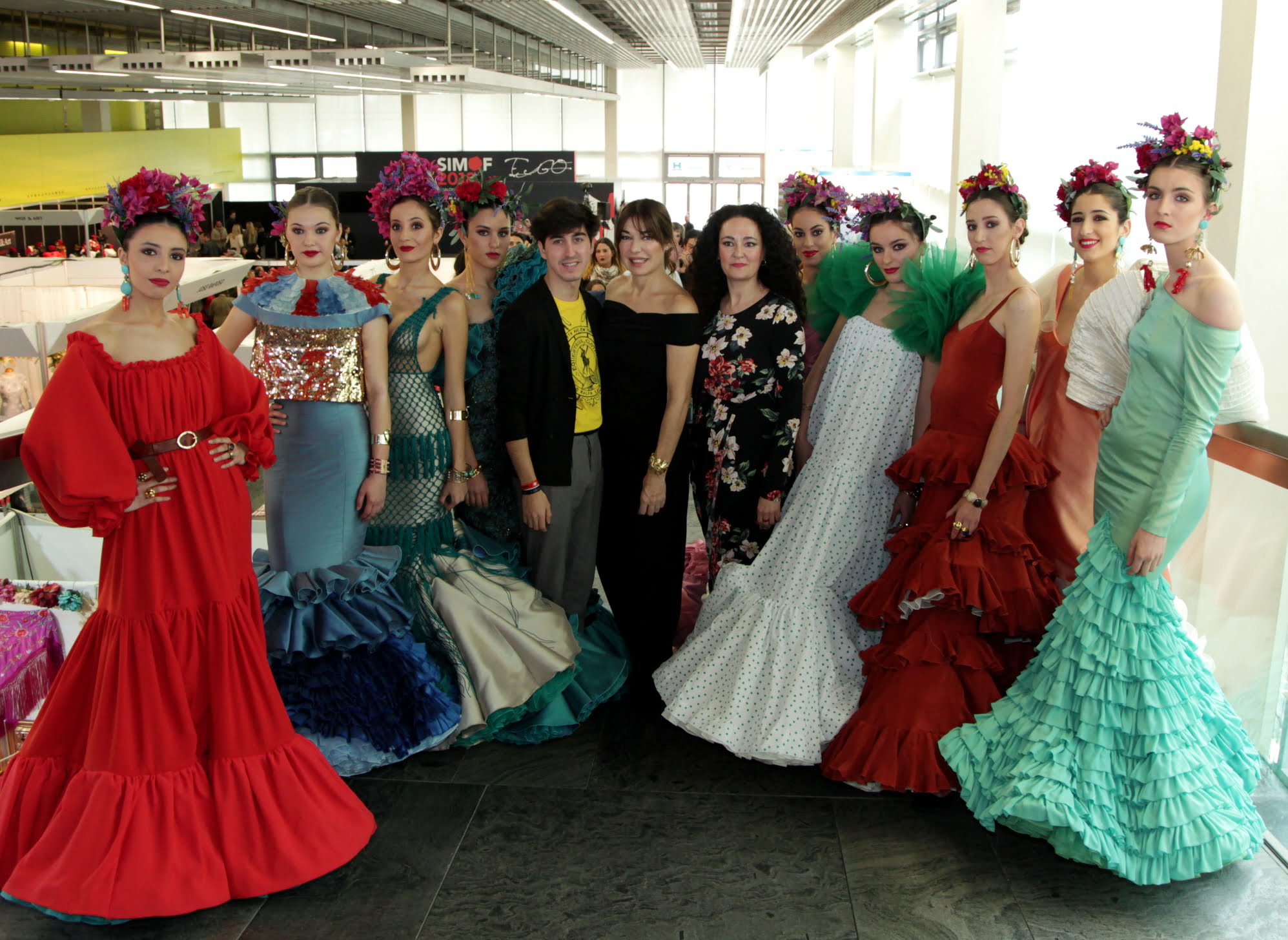 El diseñador Gil Ortiz y las modelos que han exhibido sus creaciones
