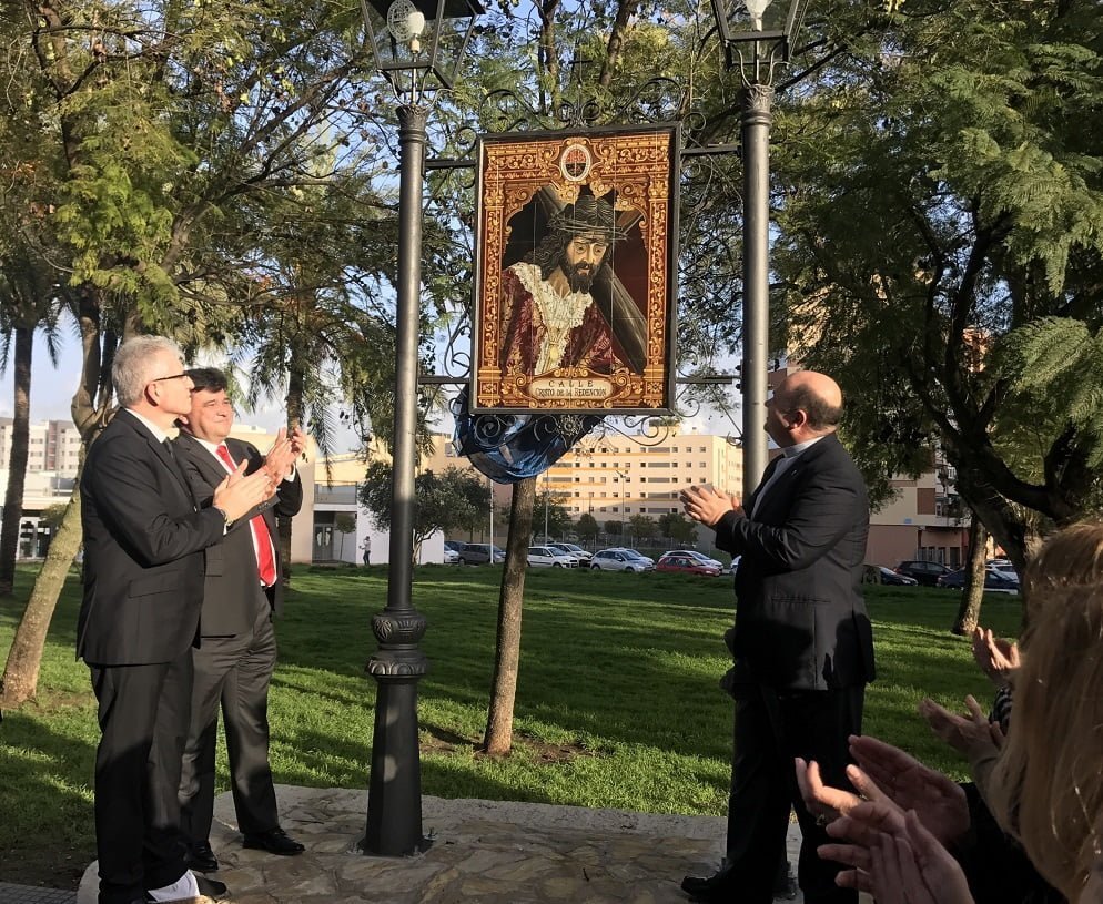 El alcalde ha inaugurado un retablo cerámico conmemorativo de Carmelo del Toro 
