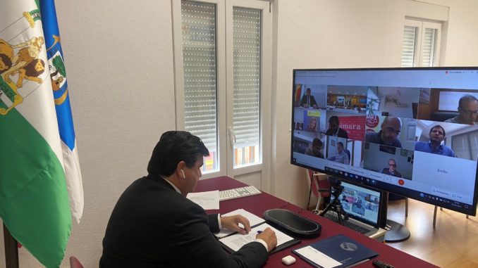Gabriel Cruz asistiendo a la reunión online del Consejo de Administración del Puerto.