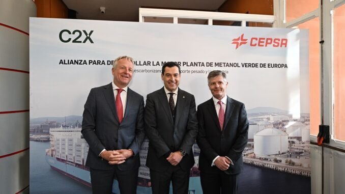 De izq a dcha Maarten Wetselaar, CEO de Cepsa, Juan Manuel Moreno Bonilla, presidente de la Junta de Andalucía, y Brian Davis, CEO de C2X